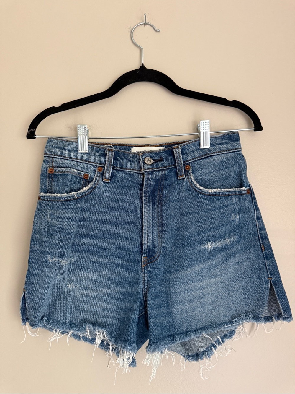 NWOT Abercrombie & Fitch High-Rise 4" Distressed Denim Shorts in Blue, size 26
